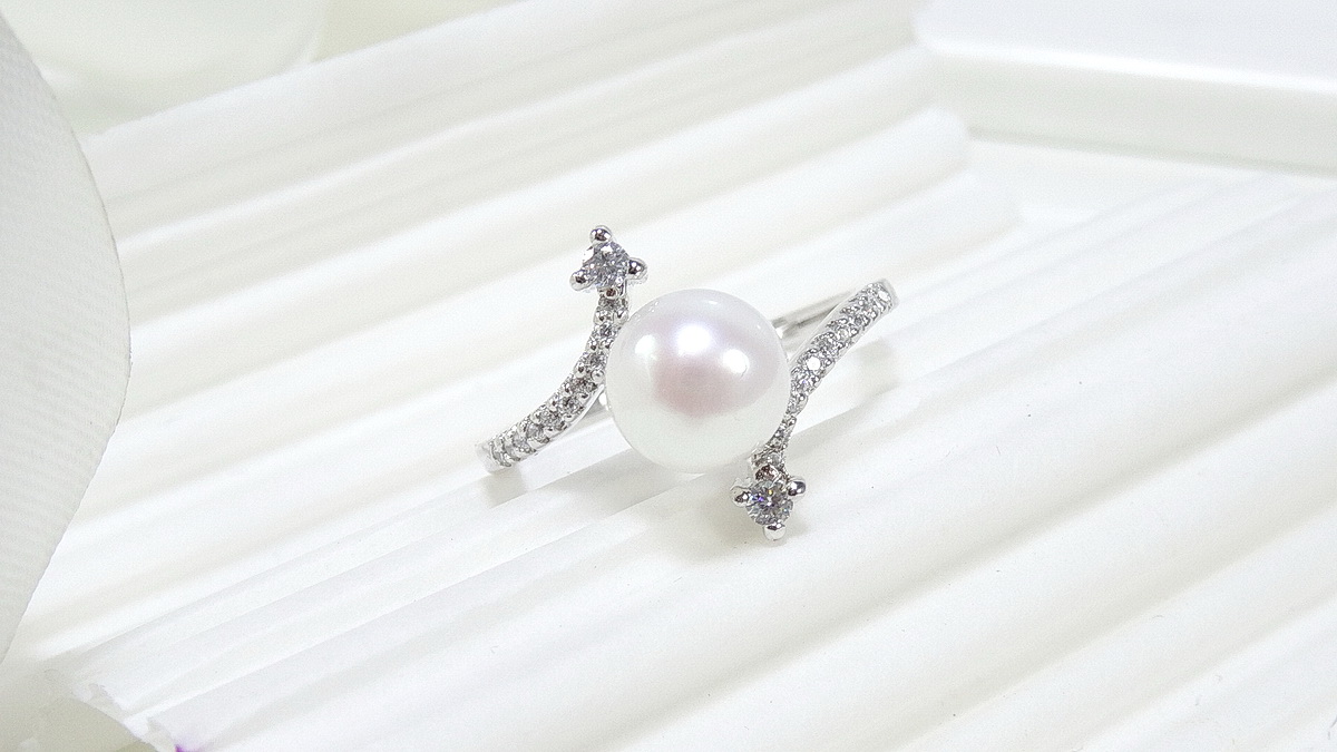 แหวนมุกน้ำจืดแท้ ดีไซน์สุดเก๋ สวยหวานด้วยมุกสีขาวครีม ตัวเรือนเงินแท้ silver 925 ชิ้นงานประณีตสุดๆ รับประกันความพึงพอใจ