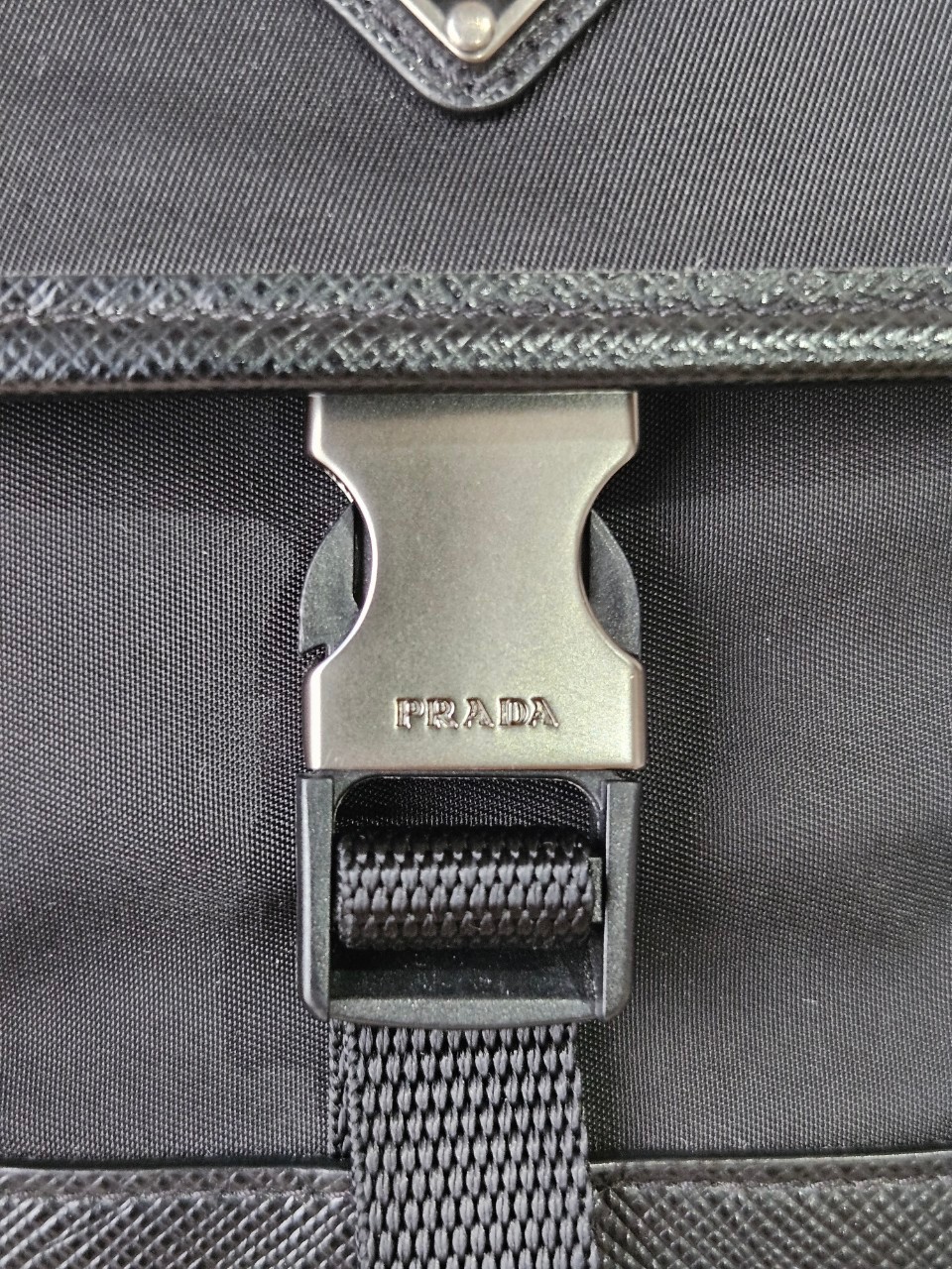 Prada Re-Nylon Smartphone Case สีดำ