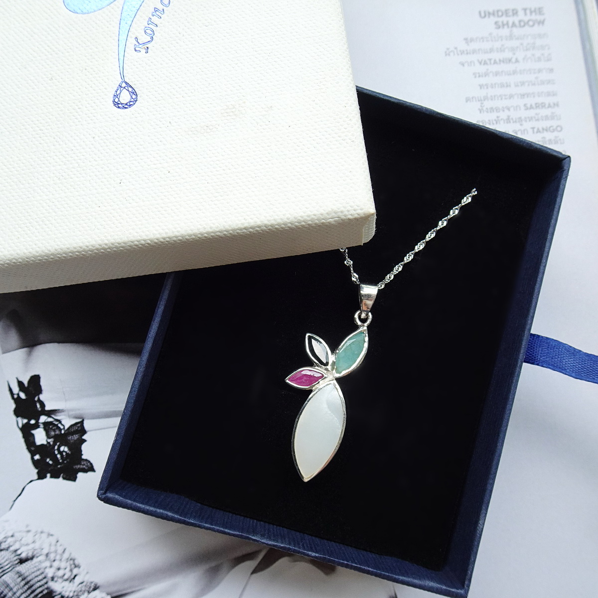 จี้เปลือกหอยมุก Mother of pearl เงางาม ดีไซน์เก๋ แมทซ์กับมรกตบราซิลสีเขียวหวาน ทับทิมสีชมพูและไพลินสีน้ำเงินเข้ม สวยหวานสดใส ตัวเรือนเงินแท้ silver 925