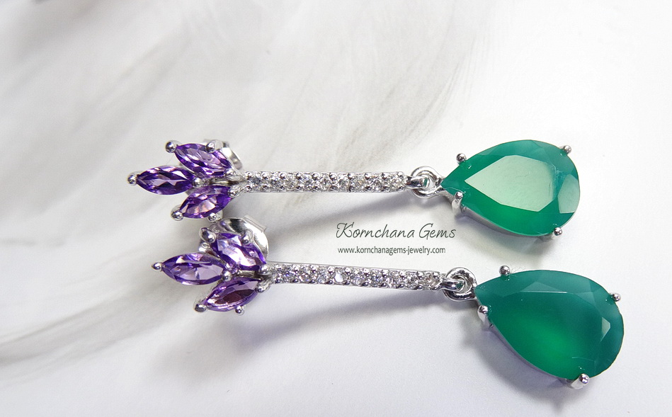 ต่างหูโมราหรือกรีนอาเกทสีเขียวสวย ทรงลูกแพร ขนาด 14 mm. แมทซ์กับตัวเรือนอเมทิสท์สีม่วงเข้ม สวยลงตัว ตัวเรือนเงินแท้ silver925 ความยาวต่างหู 4 cm.