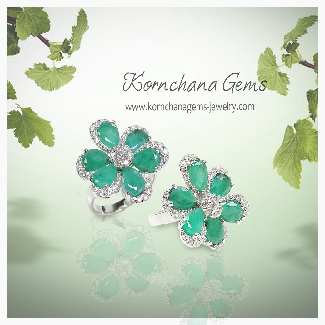 แหวนดอกไม้กลีบดอกเป็นพลอยมรกตแท้สีเขียวอ่อน ล้อมด้วยพลอยขาวไวท์โทพาส สวยหวาน ชิ้นงานประณีต ตัวเรือนเงินแท้ silver925