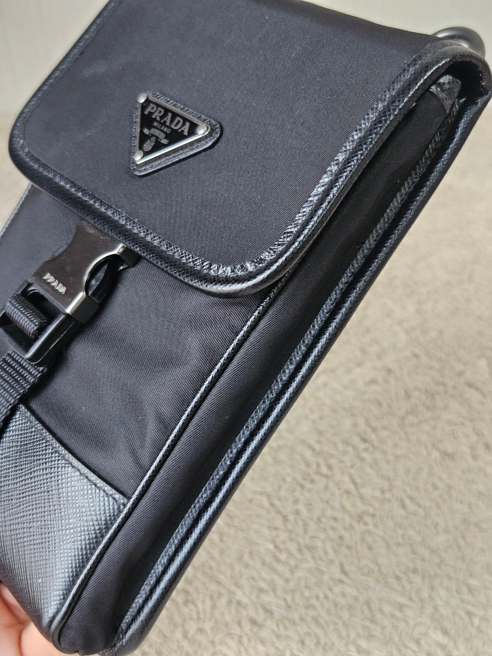 Prada Re-Nylon Smartphone Case สีดำ