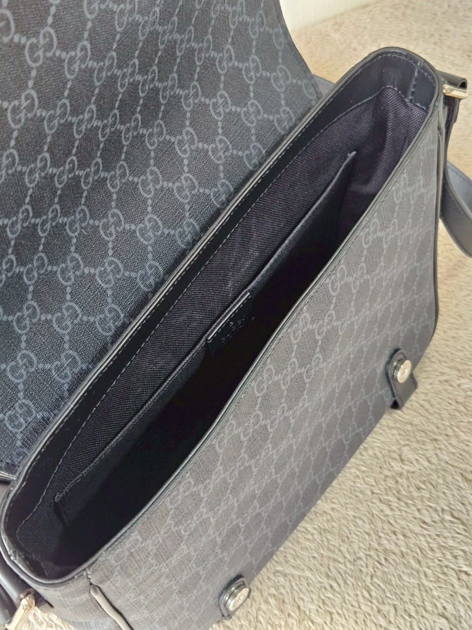 gucci messenger black GG