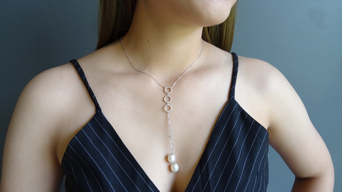 สร้อยคอมุกน้ำจืดแท้ ดีไซน์เก๋ตัวเรือนเป็นห่วงกลมห้อยยาวทิ้งชายด้วยมุกสีครีม ความยาวจี้ 10 ซม.เพิ่มความเซ็กซี่ให้ชุดเดรสคอแหลมลึก หรือชุดเกาะอก