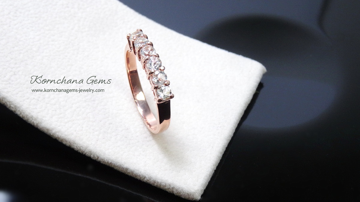 รับทำแหวนแถวตามแบบเป็นพลอยสีขาวตัวเรือนพิงค์โกลด์ เลือกพลอยเป็นไวท์โทพาส,เพทาย zircon หรือเพชรแท้ได้ตามความต้องการ สั่งผลิตตัวเรือนทอง