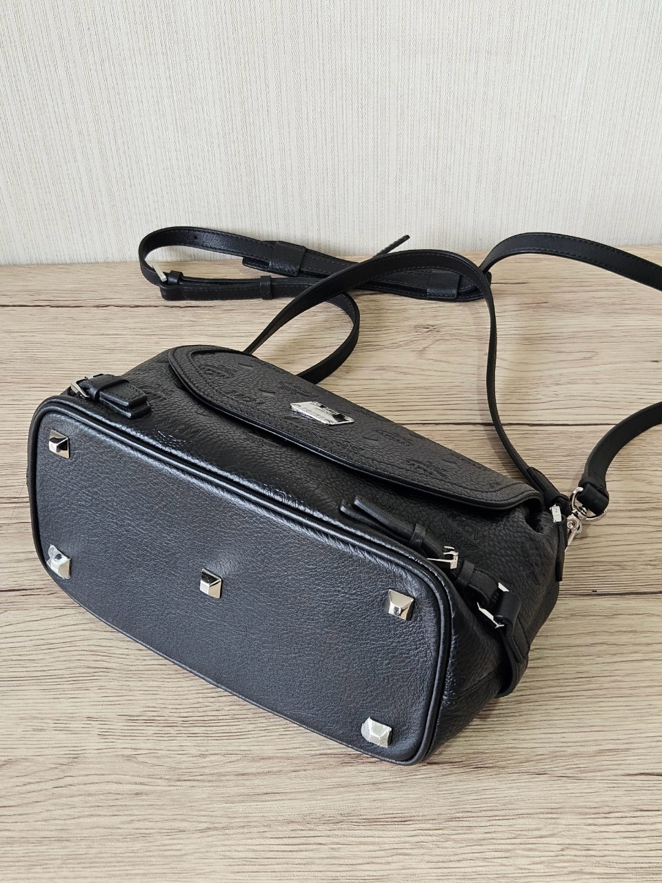 MCM Essential Crossbody Leather Black