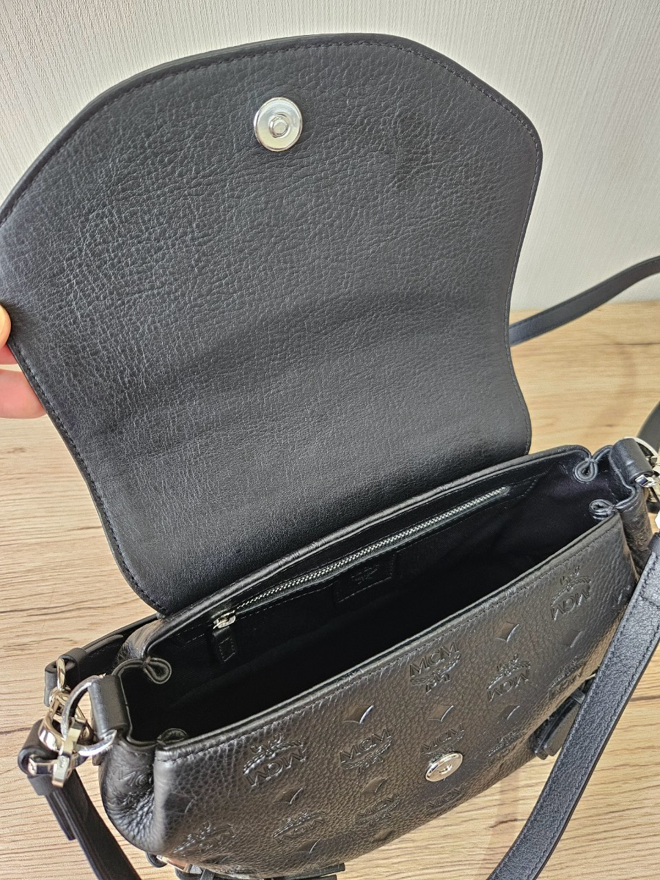 MCM Essential Crossbody Leather Black