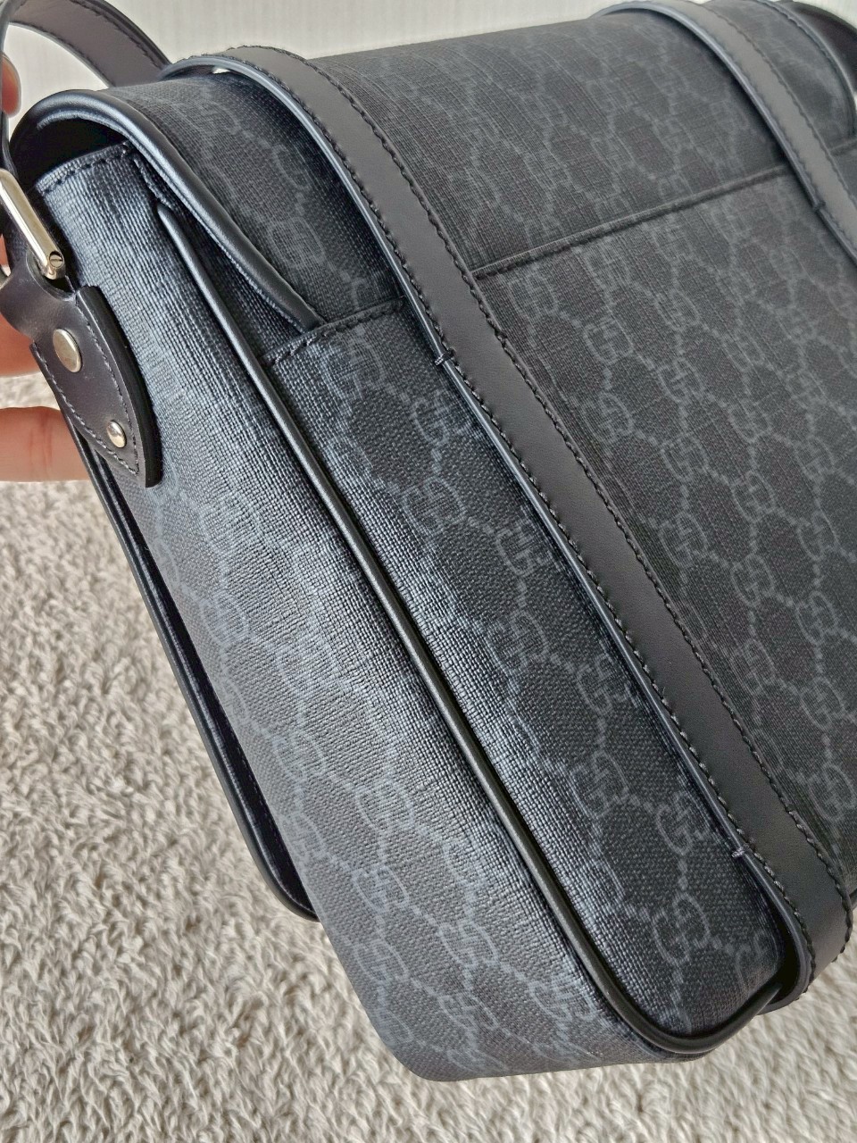 gucci messenger black GG