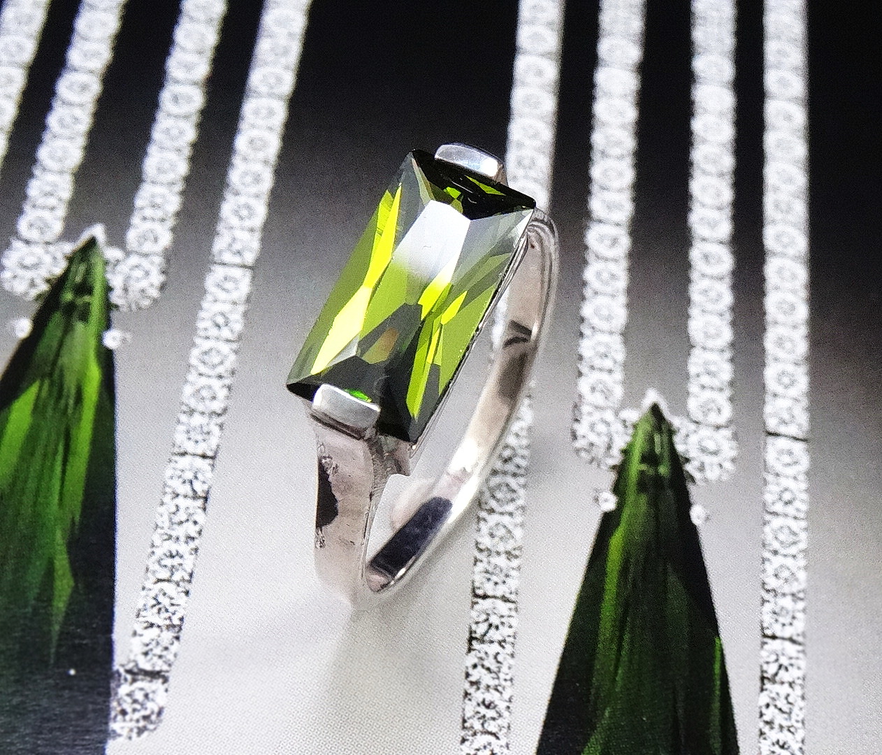 แหวนเพชรCZสีเขียว ทรงสีเหลี่ยม baguette ดีไซน์เก๋ ตัวเรือนเงินแท้ ชุบทองคำขาว ชิ้นงานปราณีต