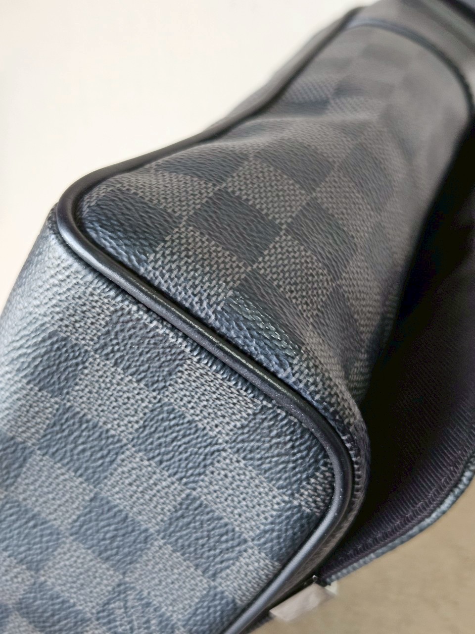 LV District Damier Graphite MM