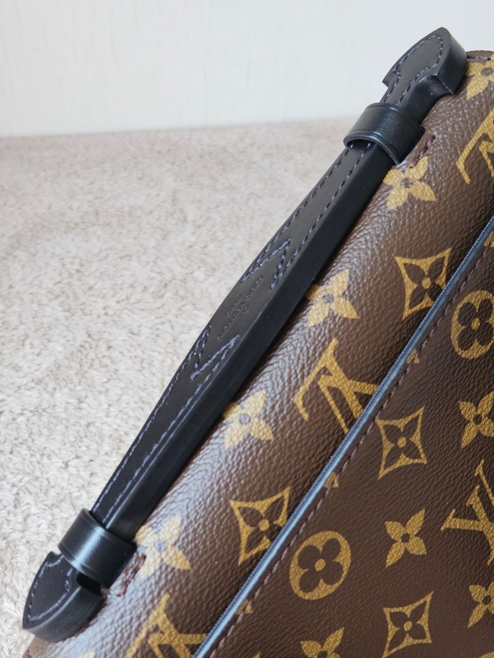 LV S-Lock Slingbag Microchip