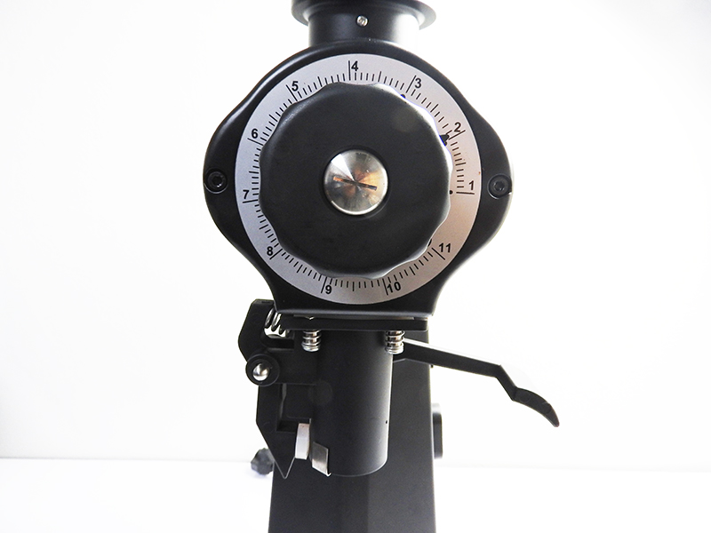 เครื่องบดกาแฟตัวใหญ่ มีตัวโดสตวงกาแฟ ด้วยกำลังไฟ 1500W