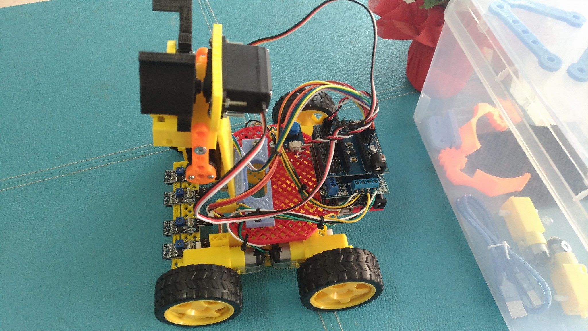 หุ่นยนต์ทำภาระกิจ เดินตามเส้นแบบมือคีบ 4 ล้อ Ex