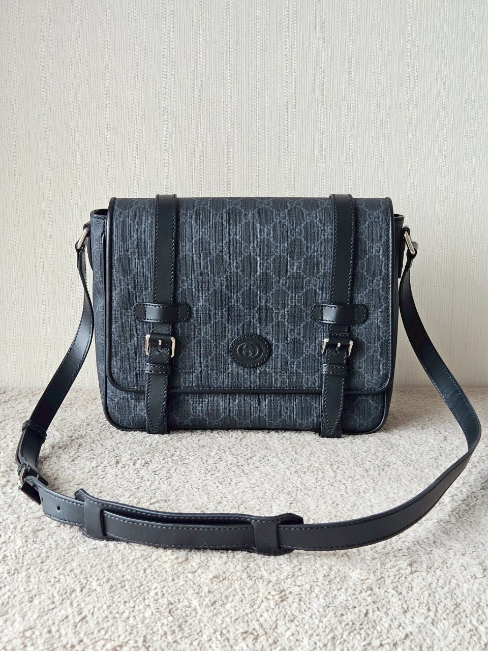 gucci messenger black GG