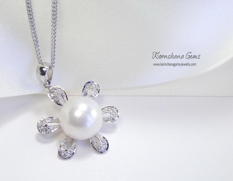 จี้มุกแท้หวานๆรูปดอกไม้ ตัวเรือนเงินแท้ดีไซน์เป็นกลีบดอกไม้หวาน เม็ดมุกขนาด 12 mm. luster สวยงามมากค่ะ ความยาวจี้รวมตัวเรือน 2.5 cm.