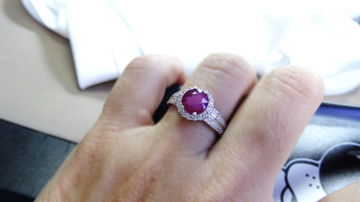 รับทำแหวนทับทิมตามแบบเป็นพลอยทับทิมสีชมพูทรงกลมล้อมเพทาย หรือเพชรแท้ได้ตามความต้องการ คลาสสิคสไตล์ ใส่ได้ตลอด ไม่มีตกยุค สั่งผลิตตัวเรือนทอง 10k,14k,18k หรือทอง 90%