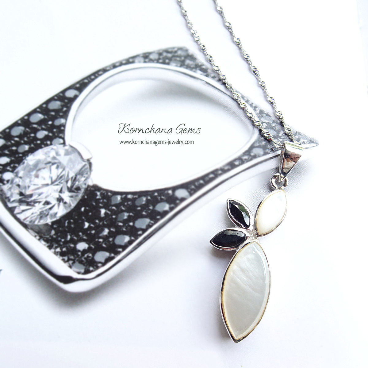 จี้เปลือกหอยมุก Mother of pearl เงางาม ดีไซน์เก๋แมทซ์กับไพลินสีน้ำเงินเข้ม สวยหวาน ตัวเรือนเงินแท้ silver 925