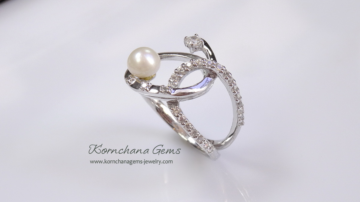 แหวนเพชรสวิสเก๋ๆ แรงบันดาลใจากสัญลักษณ์ infinity สื่อถึงความรัก ความสุขไม่มีวันสิ้นสุด แต่งด้วยมุกแท้สีครีม ฝีมือประณีต รับประกันความพึงพอใจ