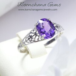 แหวนคนเกิดเดือนกุมภาฯ แหวนอเมทิสท์ทรงไข่ สีม่วงสด สวยใส ตัวเรือนเงินแท้ ด้านข้างฉลุลวดลายอ่อนหวาน ชิ้นงานประณีต