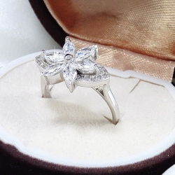 แหวนเพชร CZเกรดพรีเมี่ยม ดีไซน์รูปดอกไม้สวยหวานด้วยเพชรทรงมาร์คีย์ วิบวับเล่นไฟสุดขีด ตัวเรือนเงินแท้ ฝีมือประณีต