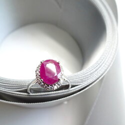 แหวนพลอยแท้ แหวนพลอยทับทิมแท้สีแดงอมชมพูรูปไข่ล้อมพลอยขาวไวท์โทพาส white topaz คลาสสิคสไตล์ ใส่ได้ตลอด ไม่มีตกยุค