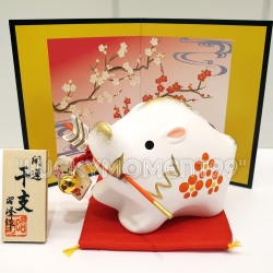 หมูนำโชค คาบดอกธนู พร้อมฉาก นำเข้าจากญี่ปุ่น ขนาดสูง 6.2 ซม.