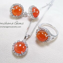 อัญมณีสำหรับคนเกิดวันพฤหัส พลอยโมรา orange chalcedony สีส้มสดใส ล้อมด้วยพลอยสีขาว ทั้งเซ็ทประกอบด้วยแหวน ต่างหู จี้พร้อมสร้อย ชิ้นงานคุณภาพ