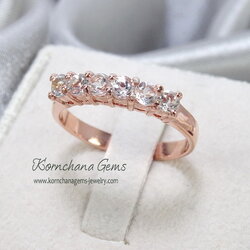 รับทำแหวนแถวตามแบบเป็นพลอยสีขาวตัวเรือนพิงค์โกลด์ เลือกพลอยเป็นไวท์โทพาส,เพทาย zircon หรือเพชรแท้ได้ตามความต้องการ สั่งผลิตตัวเรือนทอง