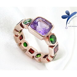 แหวนพลอยอเมทิสท์รอบวง (แหวนพลอยผู้หญิง) สีม่วงสลับพลอยสีเขียวเพอริดอทและพลอยแดงการ์เนท ชุบพิงค์โกลด์