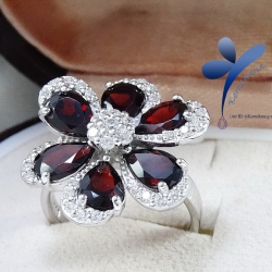 Garnet Flower Ring แหวนพลอยการ์เนทดอกไม้ 6 กลีบสีแดงเข้ม (แหวนพลอยผู้หญิง) ชุบทองคำขาว ตัวเรือนเงิน