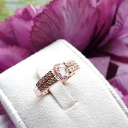 แหวนมอแกไนท์สีชมพูพีชอ่อนใสบริสุทธิ์ ตัวเรือนเงินแท้ ก้อนพลอยดิบจากธรรมชาติไม่ผ่านการปรับปรุง เป็นพลอยที่หายากและราคาค่อนข้างสูงค่ะ เชื่อกันว่ามอแกไนท์เป็นตัวแทนแห่งความรัก