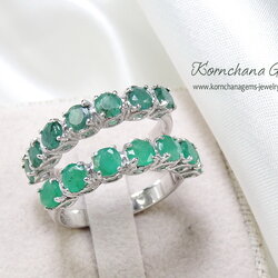 แหวนพลอยแท้ แหวนแถวมรกตแท้ มี 2 สีให้เลือก สีเขียวอ่อนและสีเขียวเข้ม สวยทั้ง 2 สีค่ะ ตัวเรือนเงินแท้ ขนาดกำลังดี ใส่ติดนิ้วได้ตลอดค่ะ