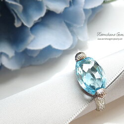 Sky blue topaz oval ring แหวนพลอยสกายบลูโทพาซ แหวนพลอยสีฟ้าใส 9.33 กะรัต สีฟ้าสวยใสวิ๊ง ดีไซน์ modern สุดขีดด้วย texture ลายไม้ที่ตัวเรือน