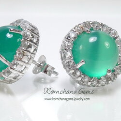 ต่างหูคนเกิดวันพุธ พลอยโมราหลังเบี้ยสีเขียวหวาน ล้อมพลอยไวท์โทพาส ตัวเรือนเงินแท้ silver925 ชิ้นงานคุณภาพ ประณีตสุดๆ ไม่พอใจยินดีคืนเงิน