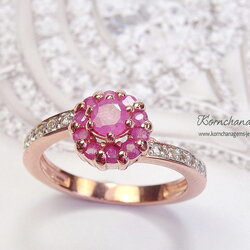 แหวนทับทิมสีชมพูล้อมทับทิมสีเดียวกัน พลอยล็อตนี้สีหวานเจี๊ยบ แมทซ์กับตัวเรือนสีพิงค์โกลด์ แต่งบ่าข้างด้วยไวท์โทพาส สวยน่ารักมากค่ะ