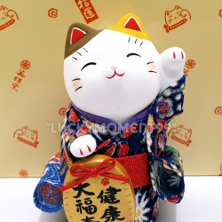 แมวกวักชุดกิโมโนสีน้ำเงิน ถือแผ่นป้ายทอง นำเข้าจากญี่ปุ่น ขนาดสูง 10 ซม.