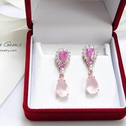 ต่างหูพลอยแท้สีชมพู ต่างหูโรสควอทซ์แบบห้อยทรงหยดน้ำ ด้านบนเป็นพลอยทับทิมแท้สีชมพู สวยหวาน ขนาดกำลังดี ใส่ได้บ่อยๆ