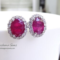 ต่างหูทับทิมแท้ทรงไข่สีแดงอมชมพู สวยมาก ต่างหูติดหูแบบนี้ สวยคลาสสิคตลอดกาลค่ะ ใส่ได้ไม่มีตกยุค เนื้อพลอยสวยใส พลอยเม็ดใหญ่