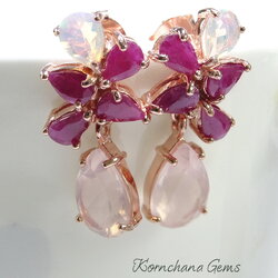 ต่างหูพลอยไปงานเลี้ยง ต่างหูพลอยทับทิมแท้สีชมพูเข้มและโอปอลสีรุ้ง แมทช์ด้วยโรสควอทซ์ทรงหยดน้ำสีชมพูอ่อน สวยหวานสุดๆ ชิ้นงานประณีต