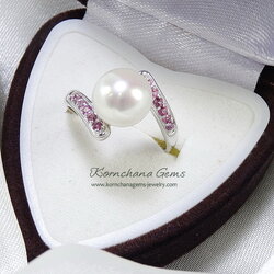 แหวนมุกน้ำจืดแท้สีขาวครีม บ่าข้างฝังพลอยโรโดไลท์สีชมพูหวาน น่ารักมากค่ะ ตัวเรือนเงินแท้ silver925 ชิ้นงานประณีต