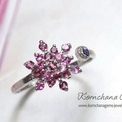 แหวนดอกไม้ทัวร์มาลีนสีชมพู ปลายอีกด้านเป็นไอโอไลท์สีม่วงอ่อน อ่อนหวาน น่ารักมาก เป็นแหวนปลายเปิดปรับขนาดได้ตามนิ้วผู้สวมใส่ ตัวเรือนเงินแท้