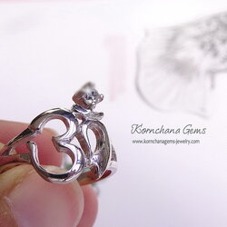 แหวน "โอม" สำหรับผู้บูชาองค์พระพิฆเนศ ตัวเรือนเงินแท้ silver925 ฝังเพทาย zircon “โอม” สัญลักษณ์ประจำองค์พระพิฆเนศ มหาเทพแห่งความสำเร็จและเป็นองค์บรมครูแห่งศิลปวิทยาการถึง 18 ประการ