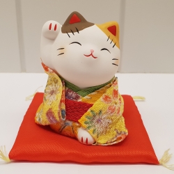 แมวกวักชุดกิโมโนสีเหลือง นำเข้าจากญี่ปุ่น ขนาดสูง 7 ซม.