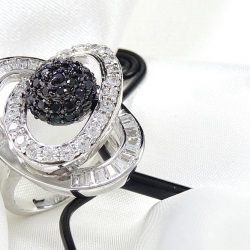 แหวนเพชรCZ เกรดพรีเมี่ยม ตรงกลางฝังด้วย black diamond ล้อมด้วยเพชรกลมและเหลี่ยมเล่นไฟ ใสวิ๊ง หรูหราอลังการ