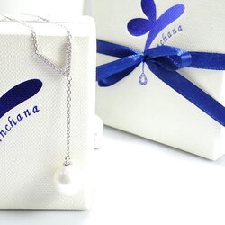 สร้อยจี้มุกแท้ ดีไซน์เก๋ตัวเรือนรูปตัว v ห้อยด้วยจี้มุกสีครีม พร้อมสร้อยเงินแท้ ความยาวจี้ 5 ซม. น่ารักมากค่ะ ชิ้นงานประณีต จัดส่งรวดเร็ว