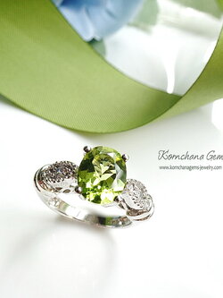 Peridot Ring แหวนเพอริดอทสีเขียวอ่อน สวยใส ชุบทองคำขาว ตัวเรือนเงินแท้ รับประกันความพอใจ