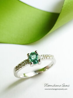แหวนพลอยเขียวส่อง หรือ green sapphire เขียวส่องเป็นพลอยที่นับวันยิ่งหายากนะคะ วงนี้มาในเฉดสีเขียวมินท์ค่ะ สวยหวาน ดีไซน์เรียบง่าย ใส่ติดนิ้วได้ทุกวัน