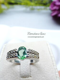 แหวนพลอยกรีนทัวร์มาลีน พลอยสีเขียวมินท์ green mint ให้เฉดสีออกไปทางสีอ่อนใสค่ะ สีสวยมากค่ะ ก้อนพลอยดิบจากธรรมชาติ ไม่ผ่านการปรับปรุง