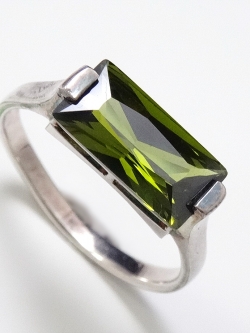 แหวนเพชรCZสีเขียว ทรงสีเหลี่ยม baguette ดีไซน์เก๋ ตัวเรือนเงินแท้ ชุบทองคำขาว ชิ้นงานปราณีต