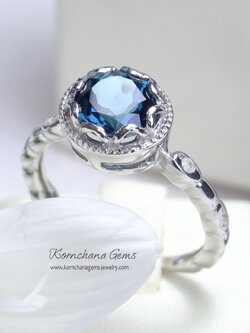 แหวนลอนดอนบลูโทพาส แหวนพลอยสีน้ำเงินสวยทรงกลม ตัวเรือนแหวนบิดเป็นเกลียว สวยเก๋ ลักษณะการฝังเป็นแบบ Bezel เป็นการฝังแบบหุ้ม